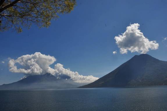 O belo lago de Atitlán, cercado por vulcões, visto de San Marcos, na Guatemala
